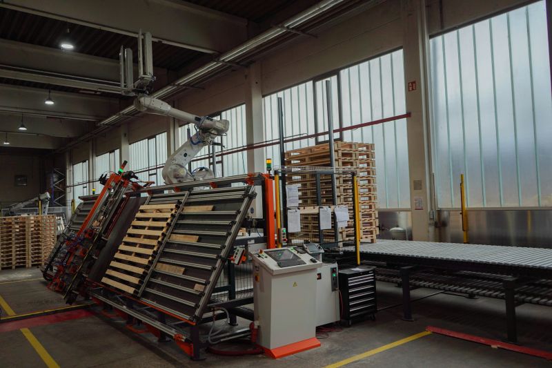 Ein vollautomatischer Roboter der Firma Schroth zur Palettenherstellung